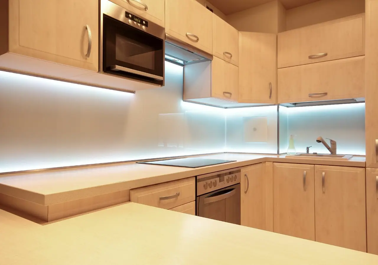 Sådan installerer du LED-stripbelysning under køkkenskabe