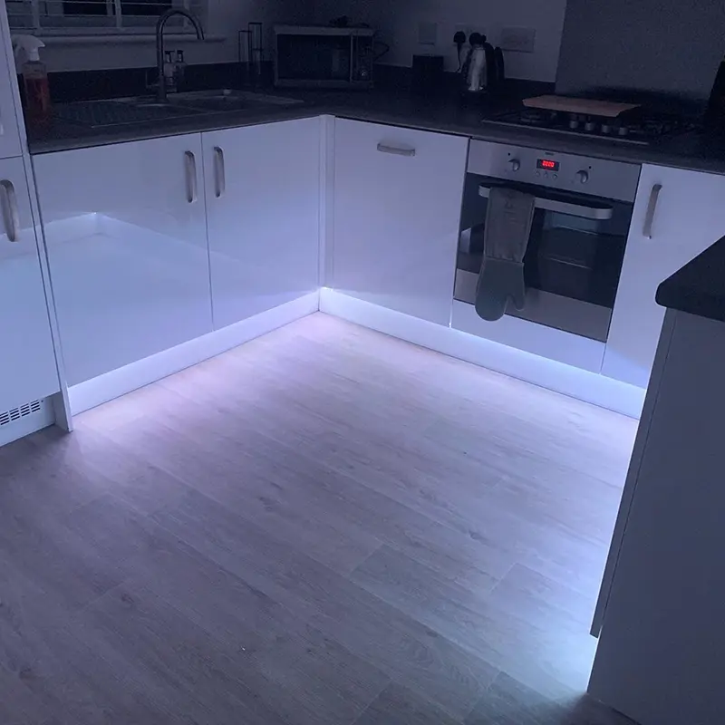 Bandes LED flexibles autour de la plinthe de la cuisine