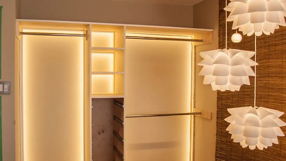 Flexible LED-Streifen im Kleiderschrank