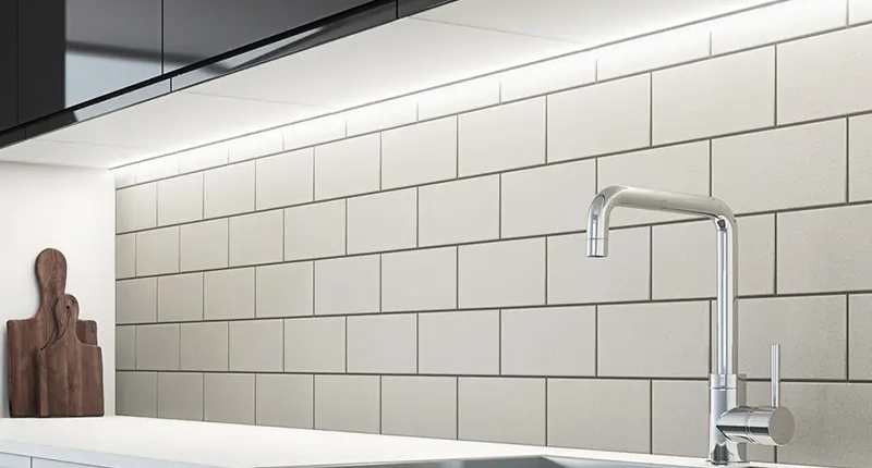 Fitas flexíveis LED sob o armário de cozinha