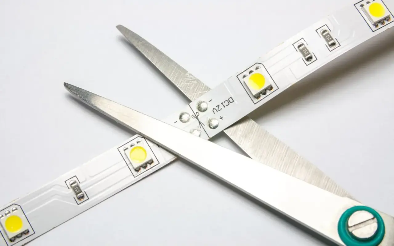 Cómo cortar, conectar y alimentar tiras de luces LED: Guía de bricolaje