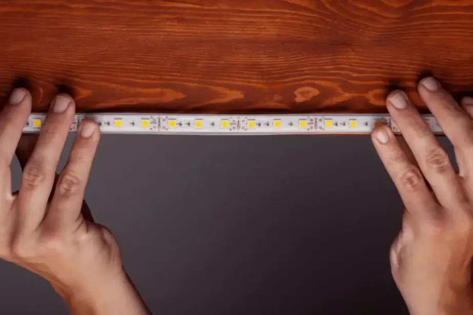 Blijven LED-stripverlichting op hout plakken?