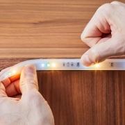 Les bandes LED adhèrent-elles au bois ?