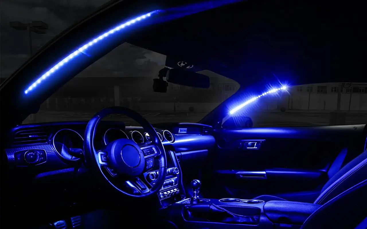 arabaya LED şerit ışıklar takın