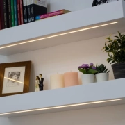 Installer LED-strips på hylder