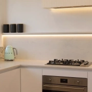 Tiras de LED encima de la estufa