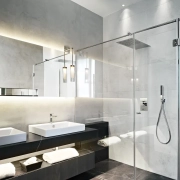 Coloque tiras de luces LED en su cuarto de baño